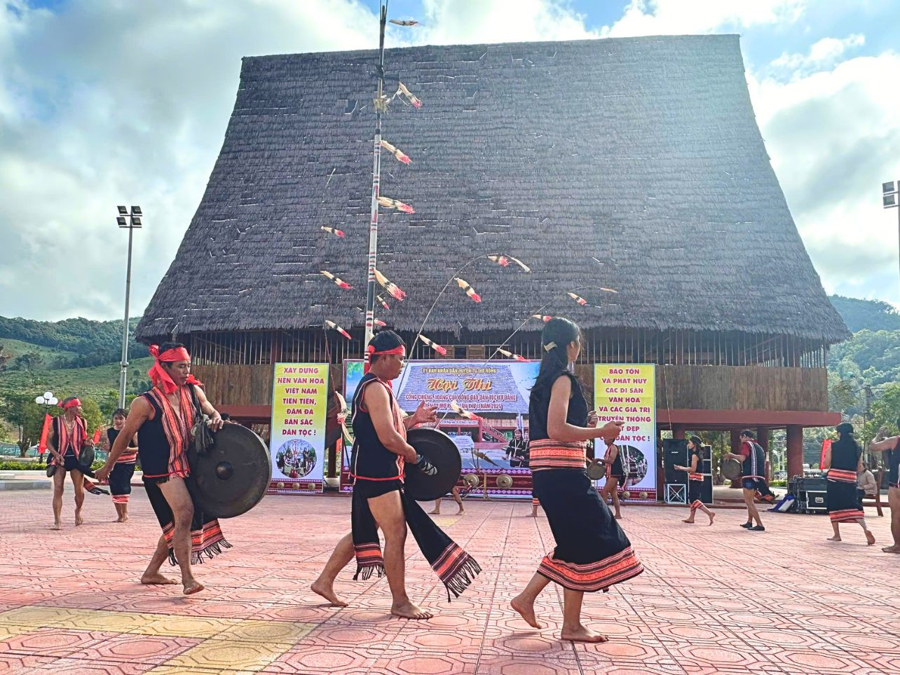 Khai mạc Hội thi cồng chiêng, xoang của đồng bào dân tộc Xơ Đăng.