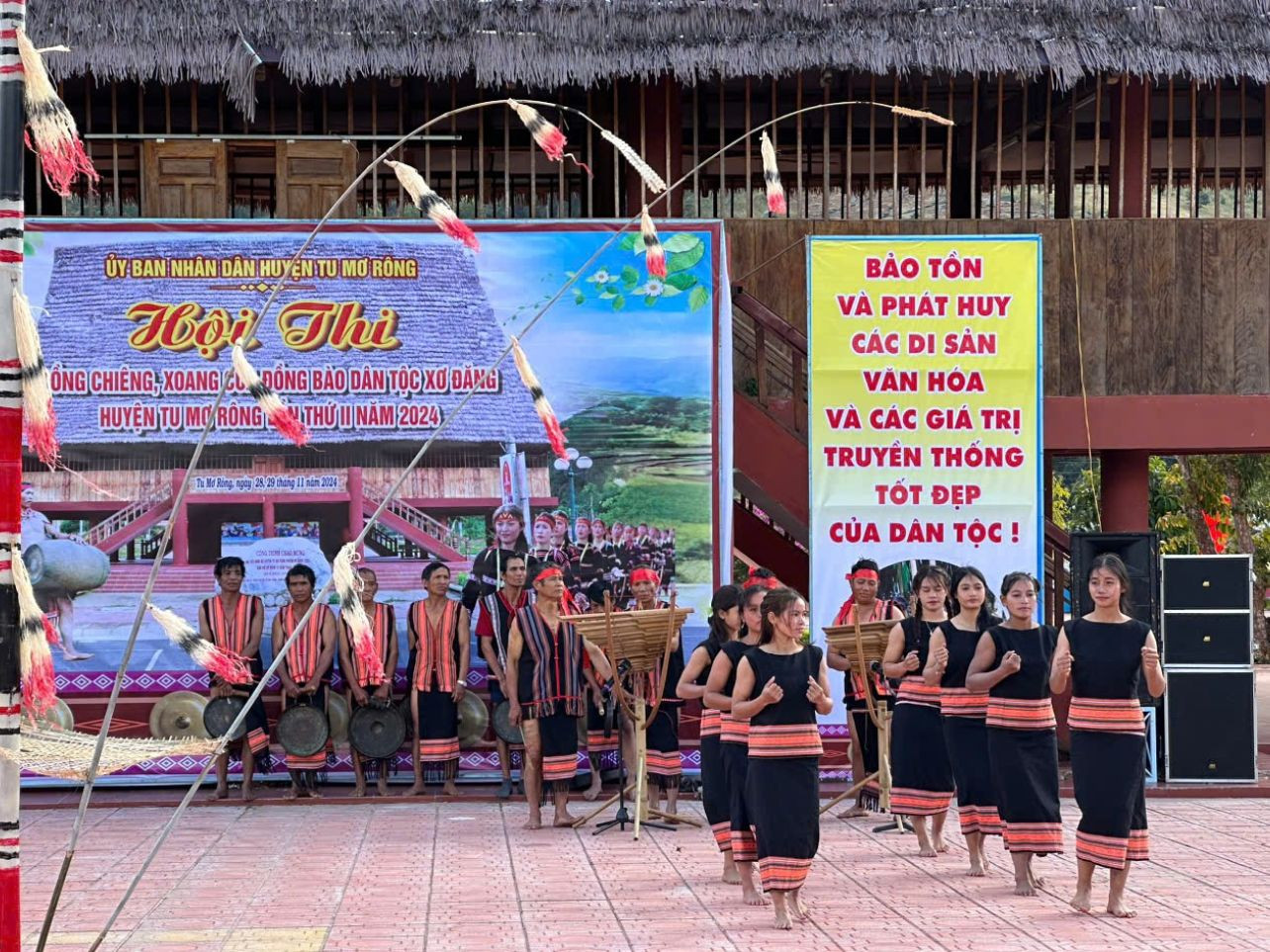 Trình diễn cồng chiêng kết hợp cùng múa xoang