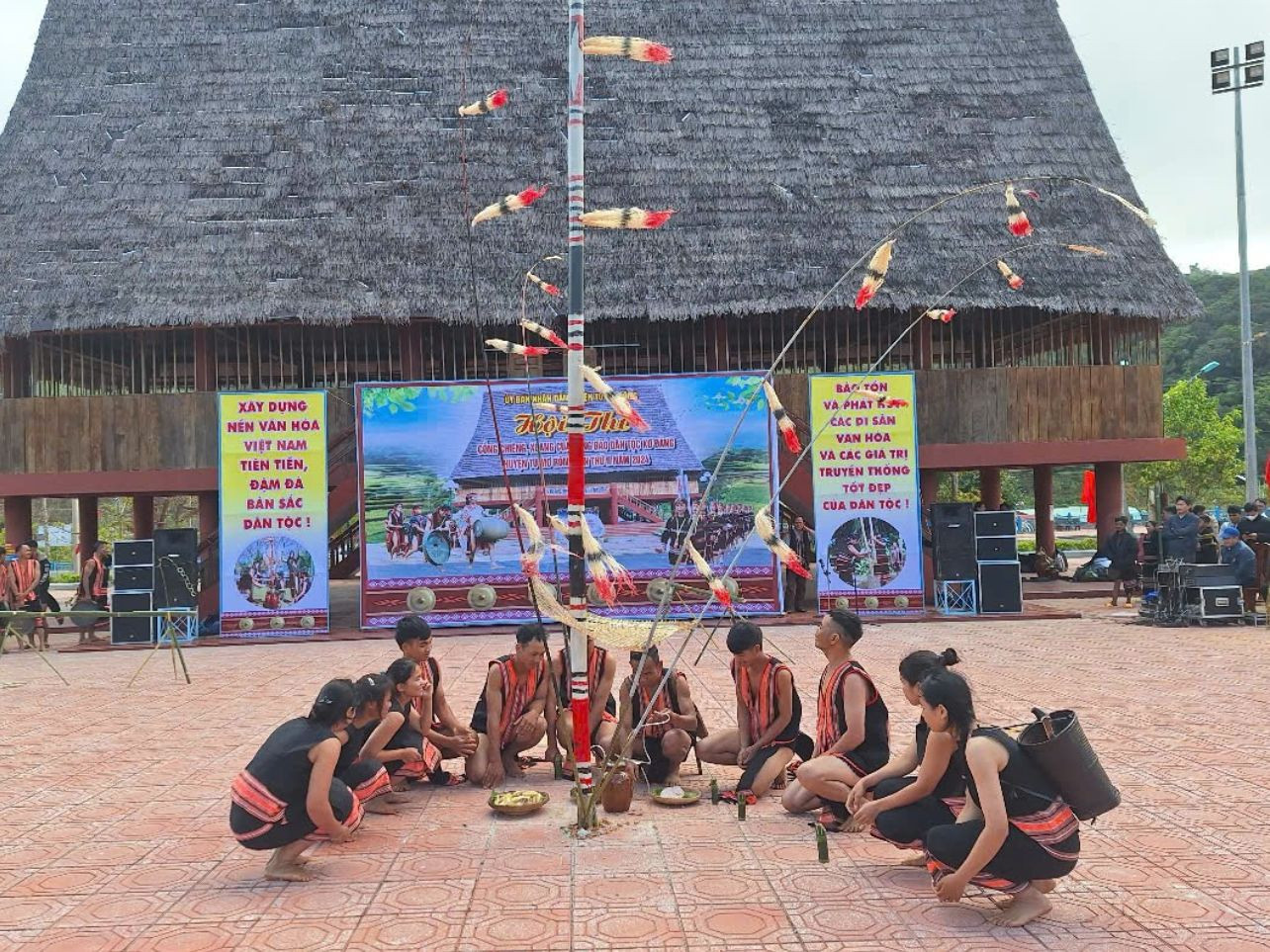 Các đội tái hiện trích đoạn nghi lễ của người Xơ Đăng.