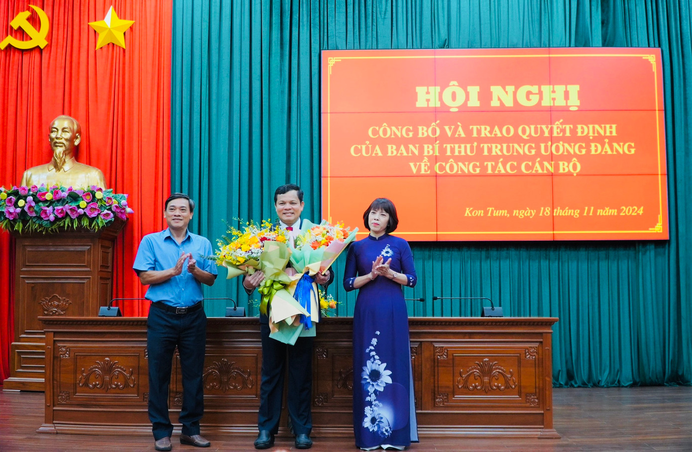 Lãnh đạo Ban Dân vận tỉnh Kon Tum tặng hoa chúc mừng tân Phó Bí thư Tỉnh ủy