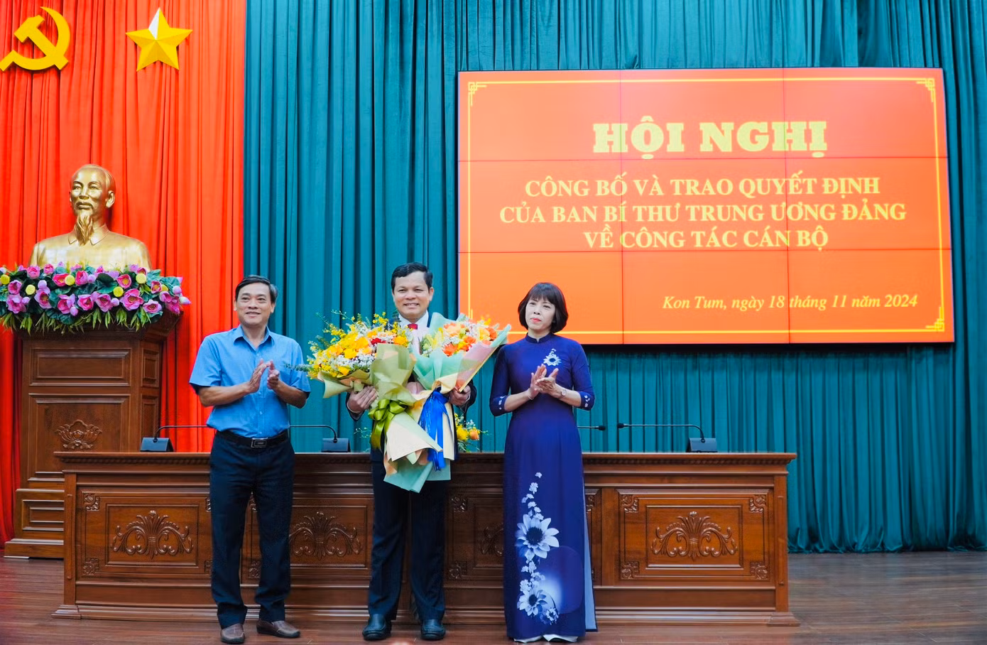 Lãnh đạo Ban Dân vận tỉnh Kon Tum tặng hoa chúc mừng tân Phó Bí thư Tỉnh ủy Lãnh đạo Ban Dân vận tỉnh Kon Tum tặng hoa chúc mừng tân Phó Bí thư Tỉnh ủy