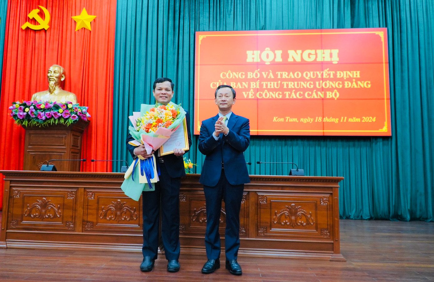 Ông Dương Văn Trang - Bí thư Tỉnh ủy Kon Tum trao quyết định và tặng hoa chúc mừng tân Phó Bí thư Tỉnh ủy Nguyễn Đức Tuy. Ông Dương Văn Trang - Bí thư Tỉnh ủy Kon Tum trao quyết định và tặng hoa chúc mừng tân Phó Bí thư Tỉnh ủy Nguyễn Đức Tuy.