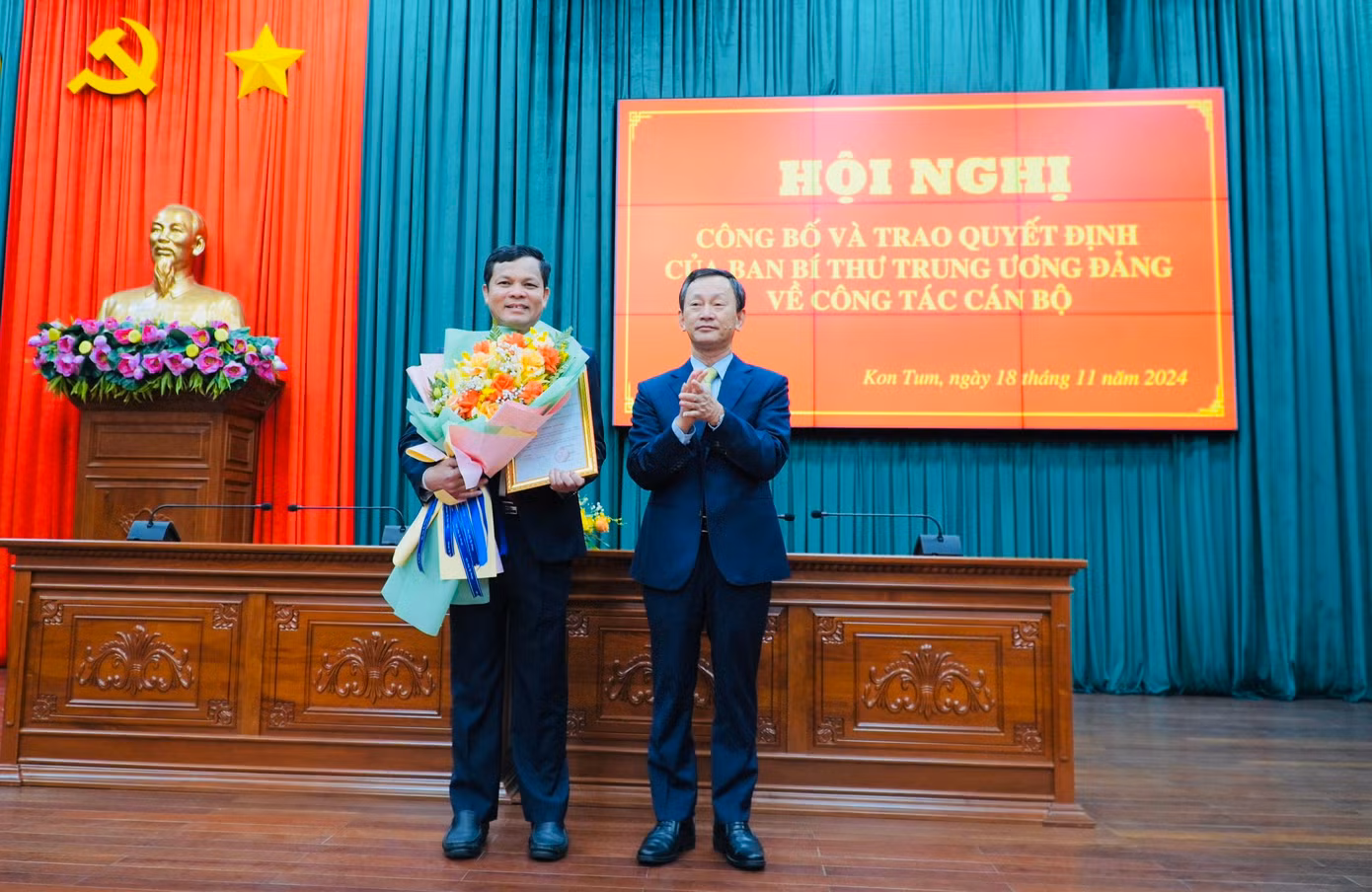Ông Dương Văn Trang - Bí thư Tỉnh ủy Kon Tum trao quyết định và tặng hoa chúc mừng tân Phó Bí thư Tỉnh ủy Nguyễn Đức Tuy. Ông Dương Văn Trang - Bí thư Tỉnh ủy Kon Tum trao quyết định và tặng hoa chúc mừng tân Phó Bí thư Tỉnh ủy Nguyễn Đức Tuy.