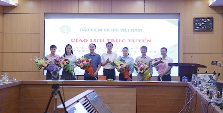 Phó Tổng Giám đốc BHXH Việt Nam - Đào Việt Ánh tặng hoa khách mời, chuyên gia tham dự chương trình