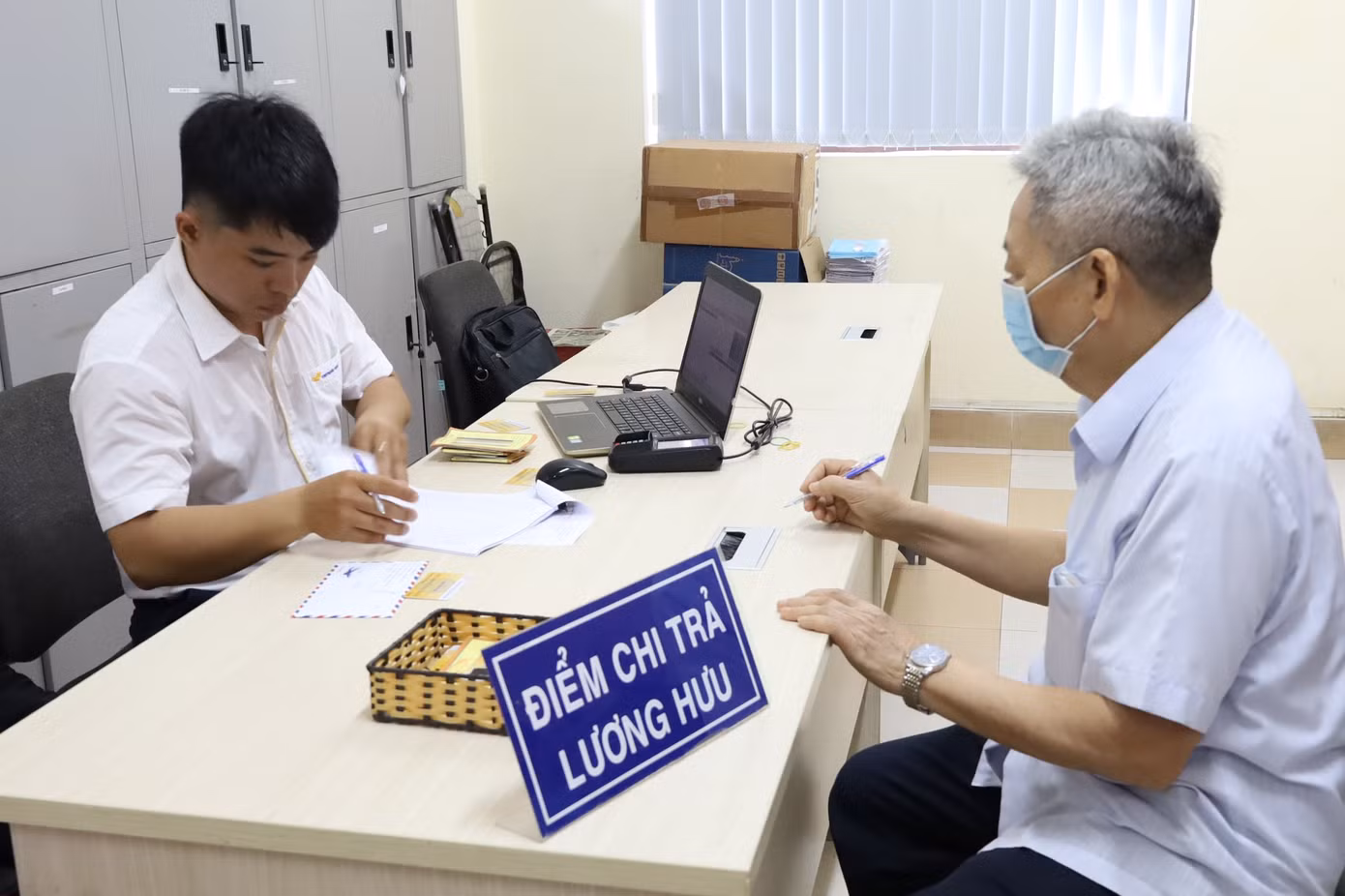 Người hưởng có thể nhận lương hưu trực tiếp hoặc qua tài khoản ngân hàng.