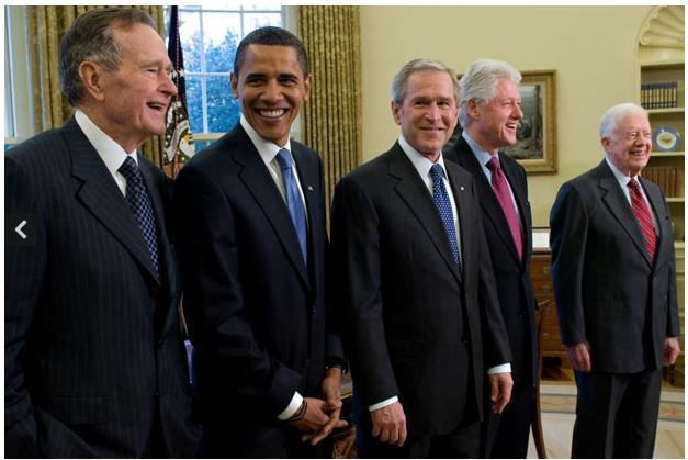 Ngày 10 tháng 11 năm 2008: Ông Obama cùng phu nhân chụp ảnh cùng cựu tổng thống Mỹ George W Bush và phu nhân sau khi ông Obama trở thành tổng thống thứ 44 của Mỹ