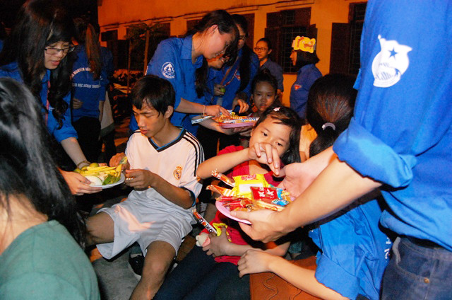 Đáp lại tình cảm yêu mến của các anh chị trong đội tình nguyện, các em nhỏ đã nhiệt tình tham gia bằng những tiết mục văn nghệ tự dàn dựng và biểu diễn. Được vui đêm Trung thu, các cháu đều tươi cười rạng rỡ…