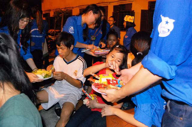 Đáp lại tình cảm yêu mến của các anh chị trong đội tình nguyện, các em nhỏ đã nhiệt tình tham gia bằng những tiết mục văn nghệ tự dàn dựng và biểu diễn. Được vui đêm Trung thu, các cháu đều tươi cười rạng rỡ…