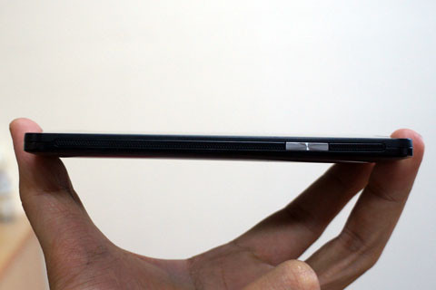 Cạnh phải là phím nguồn, vị trí hơi khó bấm