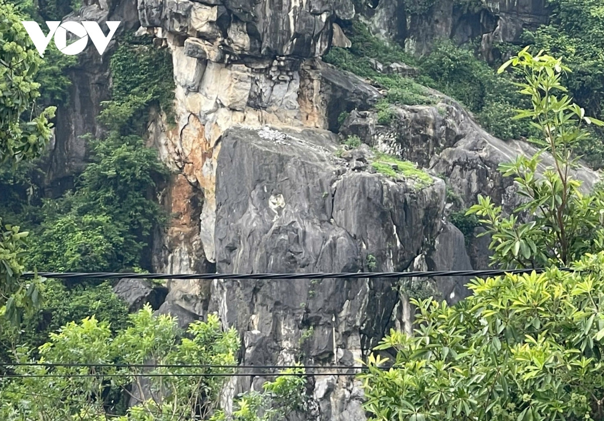 Khu vực nguy cơ cao sạt lở có 1 tảng đá lớn nặng hơn 300 tấn