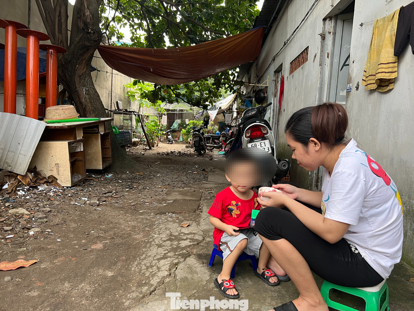 Từ đầu năm 2024 đến nay, xóm trọ chỉ có người rời đi chứ ít người dọn tới. Trước đây không có việc làm nên công nhân về quê rất nhiều. Hiện nay nhà máy đã có đơn hàng trở lại nhưng không có nhiều công nhân quay lại", một nữ công nhân cho biết.