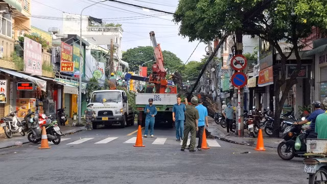 Lực lượng chức năng phong tỏa 2 bên tuyến đường Lê Lai Lực lượng chức năng phong tỏa 2 bên tuyến đường Lê Lai