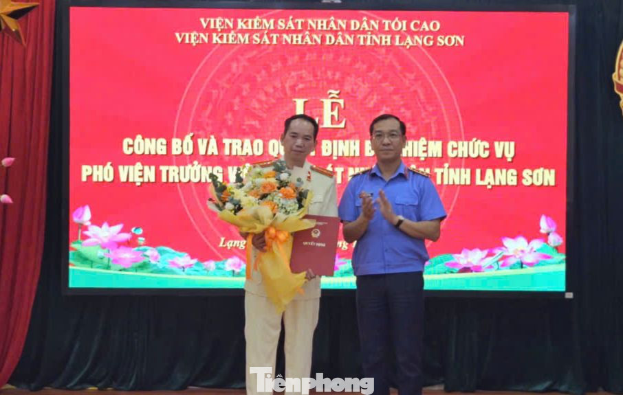 Tân Phó Viện trưởng Viện KSND tỉnh Lạng Sơn Vũ Thanh Lịch (bìa trái) nhận Quyết định, hoa chúc mừng của lãnh đạo Viện KSND tối cao. Tân Phó Viện trưởng Viện KSND tỉnh Lạng Sơn Vũ Thanh Lịch (bìa trái) nhận Quyết định, hoa chúc mừng của lãnh đạo Viện KSND tối cao.