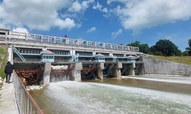 Hồ Dầu Tiếng tiếp tục xả nước qua tràn