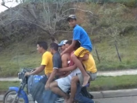 Hết chỗ thì ngồi lên trên