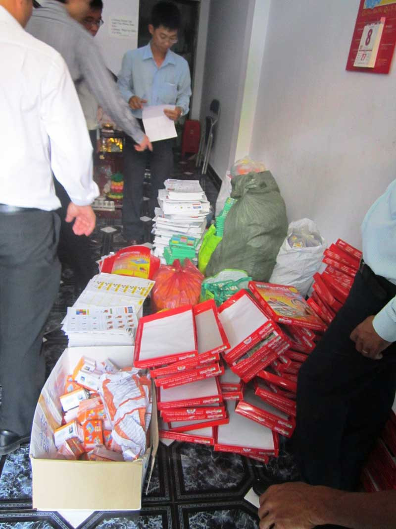Thanh tra sở Thông tin – Truyền thông đang tiến hành khám xét và thu giữ số sách in lậu tại ngôi nhà số 6, đường Trần Quý Cáp, quận Bình Thạnh chưa kịp tiêu thụ