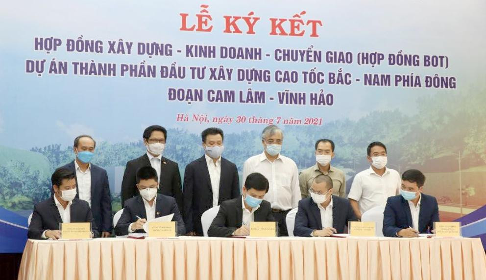 Bộ GTVT đã ký hợp đồng BOT với liên danh nhà đầu tư thực hiện đầu tư xây dựng đoạn cao tốc Cam Lâm - Vĩnh Hảo. Bộ GTVT đã ký hợp đồng BOT với liên danh nhà đầu tư thực hiện đầu tư xây dựng đoạn cao tốc Cam Lâm - Vĩnh Hảo.