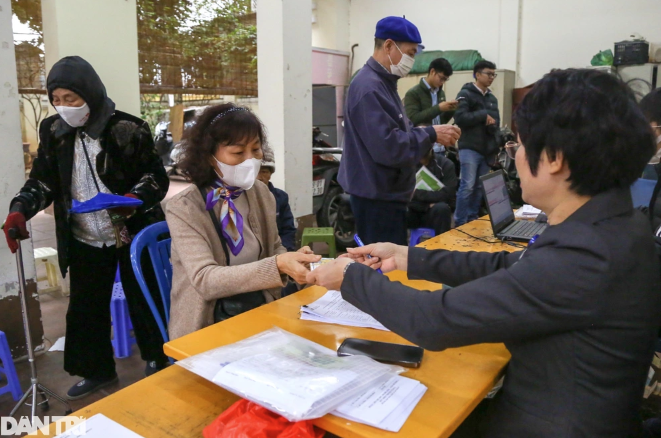 Người dân nhận lương hưu hàng tháng. (Ảnh: Hoa Lê).