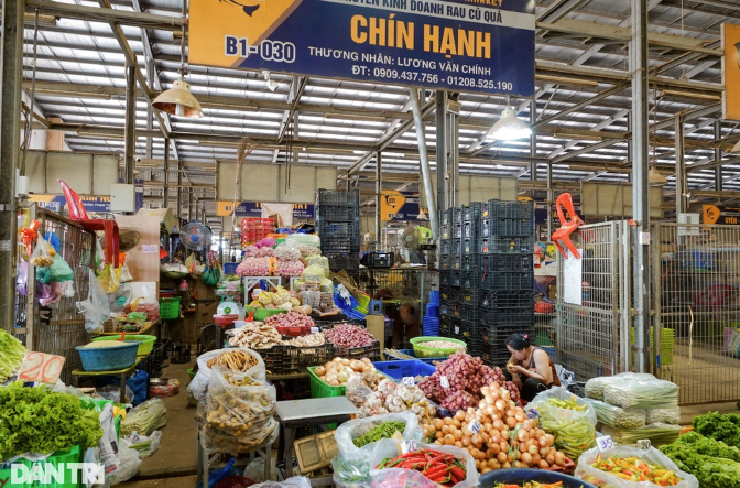 Sạp chuyên doanh nông sản của anh Chính tại chợ Bình Điền (Ảnh: Nguyễn Vy).