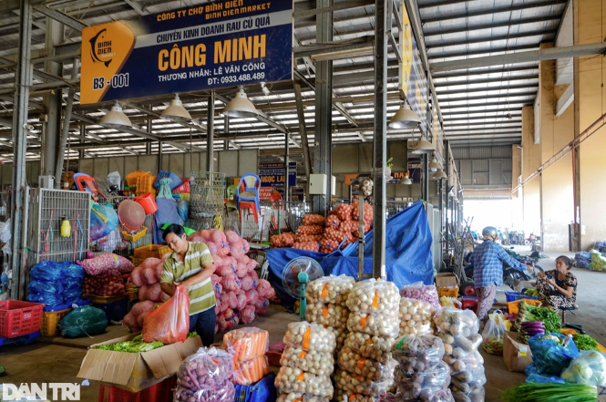 Để gồng lỗ, nhiều tiểu thương phải cắt giảm nhân viên, giảm quy mô kinh doanh, nhập ít hàng hơn (Ảnh: Nguyễn Vy).