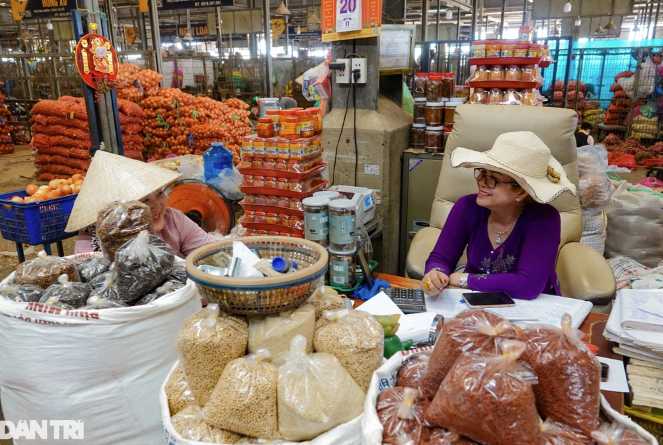 Tiểu thương rầu rĩ khi không còn chứng kiến cảnh tấp nập cả sáng lẫn đêm tại khu chợ đầu mối lớn nhất TPHCM (Ảnh: Nguyễn Vy).