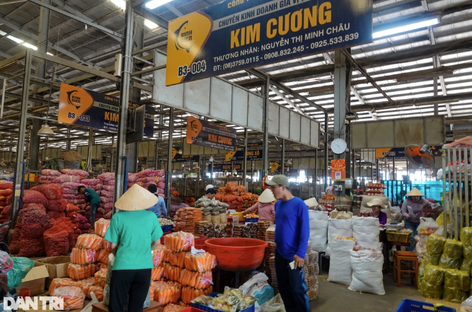 Để "nuôi" hơn 10 nhân công, bà Kim Cương phải chấp nhận lãi ít, giữ vốn cầm cự (Ảnh: Nguyễn Vy).