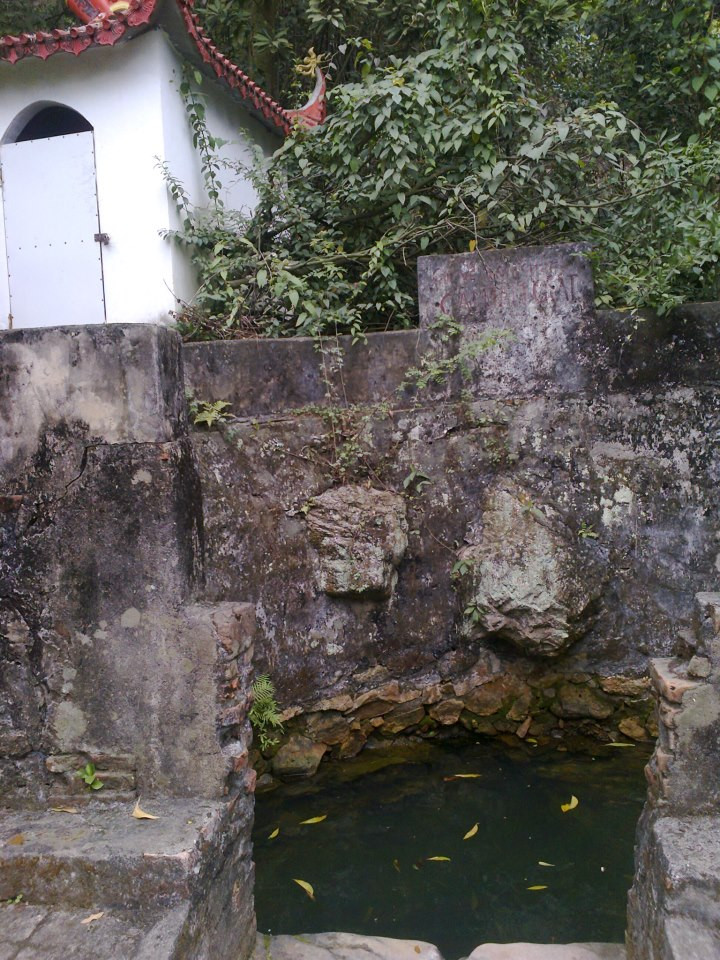  Nhiều người dân tin vào nguồn nước làm đẹp da này