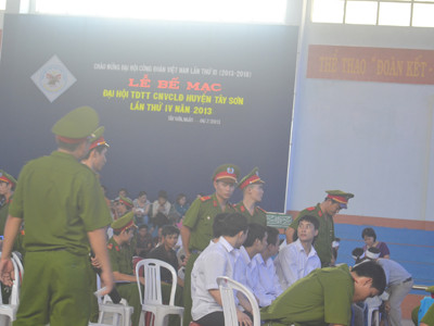 Đối tượng cầm đầu biết rõ án tử hình nên liên tục quay đầu tìm người thân nhưng không có ai đến tiễn biệt. ảnh Việt Hương. Đối tượng cầm đầu biết rõ án tử hình nên liên tục quay đầu tìm người thân nhưng không có ai đến tiễn biệt. ảnh Việt Hương