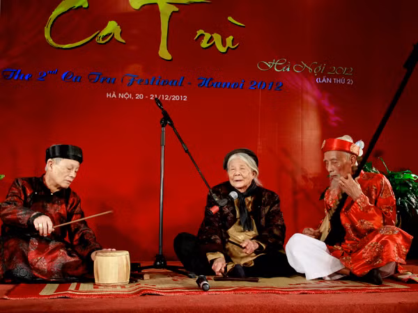 Nhiều nghệ nhân dân gian trực tiếp tham gia biểu diễn tại Liên hoan như: Nghệ nhân dân gian Vũ Thị Khuê (94 tuổi), nghệ nhân dân gian Vũ Văn Hồng (93 tuổi),…Các nghệ nhân dân gian được ví như những bảo tàng sống về Ca trù.