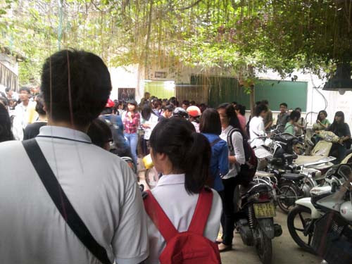 Rất đông học sinh tụ tập tại cửa lớp để chờ vào học