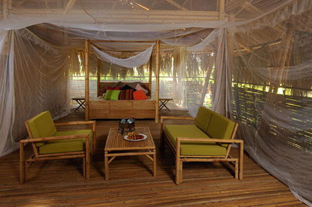 Ông Hảo hiện đang điều hành một công ty vật liệu xây dựng và đồ nội thất bằng tre. Được biết, để làm được ngôi nhà tre hiện nay, ông đã phải nhờ tới sự tư vấn của kỹ sư xây dựng, kiến trúc sư trong nước