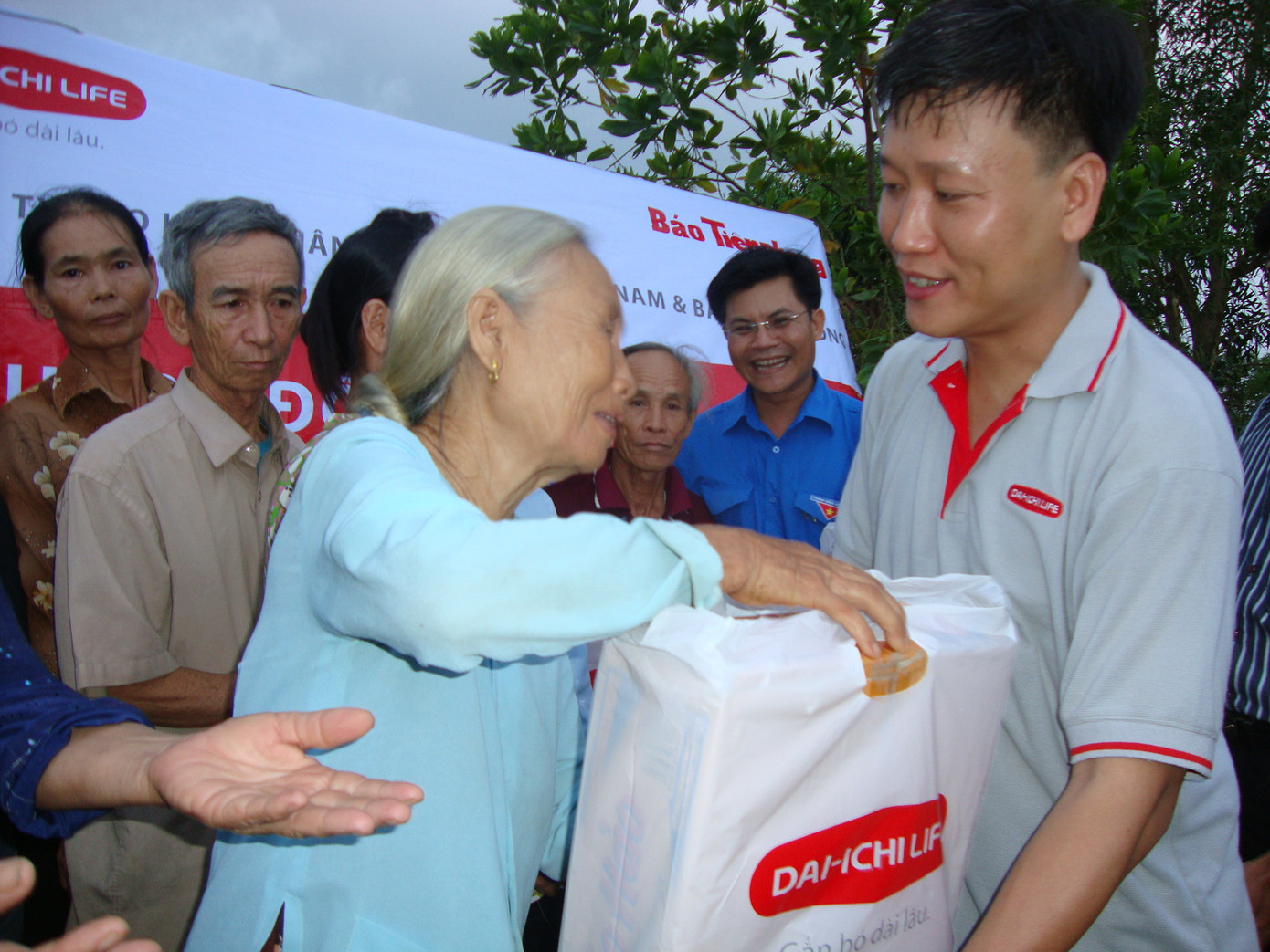 Ông Trần Đình Quân – phó Tổng GĐ công ty Dai- ichi Life Việt Nam (nhà tài trợ) trao quà cho người dân. Ảnh: Hoàng Nam Lãnh đạo Dai-Ichi Việt Nam trao quà cho người dân