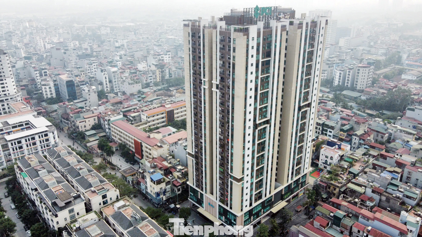 Đối với cơ sở nhà đất tại 44 phố Triều Khúc, quận Thanh Xuân (nằm đối diện với khu đất 53 Triều Khúc – PV) của Công ty cổ phần Cơ khí ô tô Hòa Bình, Kết luận thanh tra chỉ ra, UBND TP Hà Nội có quyết định số 4683 ngày 06/9/2018 cho phép Công ty cổ phần Cơ khí ô tô Hòa Bình chuyển mục đích sử dụng 6.129 m2 đất tại số 44 Triều Khúc không đúng với phương án sử dụng đất của Nhà máy Ô tô Hòa Bình tại thời điểm thực hiện cổ phần hóa nhưng không thực hiện thu hồi và đấu giá công khai là chưa thực hiện đúng quy định tại Nghị quyết số 60/2018/QH14 ngày 15/6/2018.