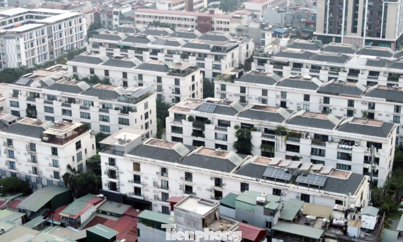 Ngoài ra, UBND TP Hà Nội có quyết định số 1642 ngày 17/4/2015 xác định giá đất theo phương pháp thặng dư với các tài sản so sánh không có đặc điểm tương tự với tài sản thẩm định giá; chưa dự kiến và tính đến xu hướng và mức độ biến động của giá thị trường để ước tính mức giá dự án bán được cho phù hợp với thực tế; giá bán sử dụng trong doanh thu phát triển chỉ là giá cá biệt của tài sản so sánh mà không phải là giá bình quân là không đúng với quy định.