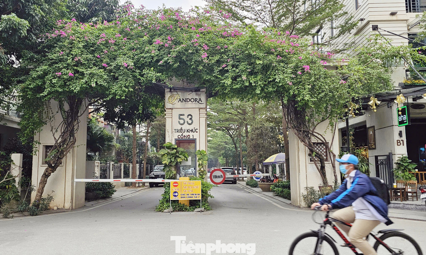 Theo cơ quan thanh tra, cơ sở nhà đất tại km 9+500 Nguyễn Trãi (nay là 53 Triều Khúc, quận Thanh Xuân) của Công ty TNHH Liên doanh Ô tô Hòa Bình có nguồn gốc nhà nước giao đất cho Nhà máy ô tô Hòa Bình để liên doanh với nước ngoài xây dựng nhà máy sản xuất, lắp ráp ô tô (thời gian sử dụng đất 30 năm tính từ năm 1992). Tuy nhiên, UBND TP Hà Nội có quyết định số 7122 ngày 27/12/2014 cho phép Công ty TNHH Liên doanh Ô tô Hòa Bình chuyển mục đích sử dụng 44.024 m2 đất tại 53 Triều Khúc thành đất ở, thương mại, dịch vụ văn phòng khi chưa thực hiện việc sắp xếp lại cơ sở nhà đất khi hết thời hạn góp vốn liên doanh… Đồng thời, chưa báo cáo Thủ tướng Chính phủ khi thay đổi mục đích sử dụng đất của quyết định số 129 ngày 17/4/1992 của Hội đồng Bộ trưởng từ nhà máy sản xuất, lắp ráp ô tô sang đất ở.