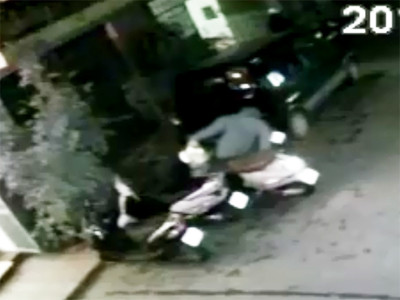 Đối tượng vội vàng bỏ chạy. Bị chủ nhà phát hiện, Vinh vội vàng bỏ chạy