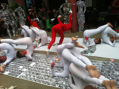 Chương trình múa này vẫn còn gây tranh luận. Chương trình múa này vẫn còn gây tranh luận