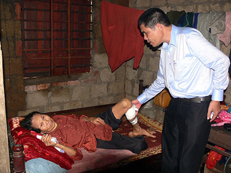 Phóng viên Lao Động thăm hỏi mẹ Trần Thị Hoa (có hai con là liệt sĩ) tại thôn Huỳnh Công Đông sau cơn lốc.