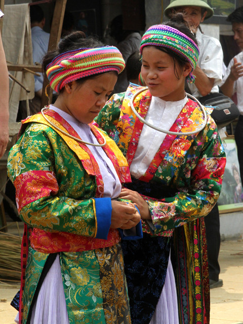 Hai thiếu nữ diện trang phục truyền thống sặc sỡ sắc màu của dân tộc mình