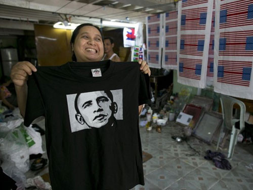 Một phụ nữ vui vẻ khoe chiếc áo in hình ông Obama