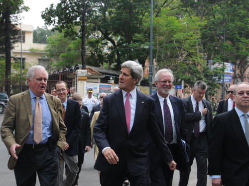 ...và ngoái lại khi nghe có người gọi tên ông