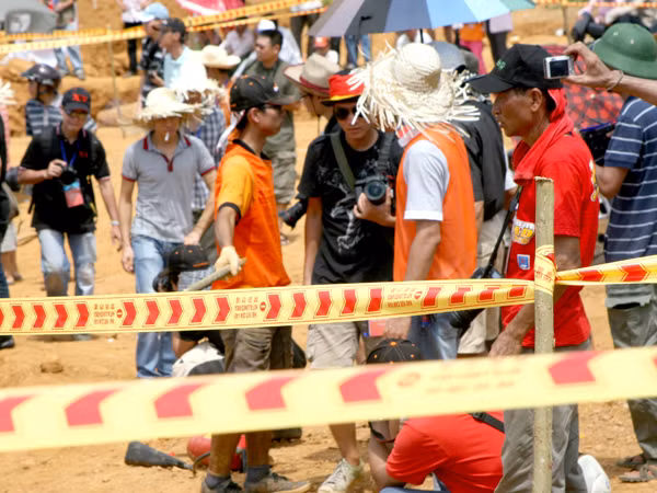 Dùng gậy xua phóng viên như xua vịt