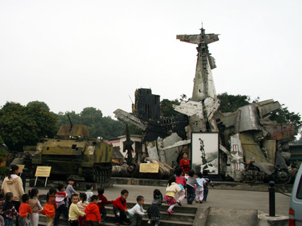 Xác một pháo đài bay B52 trưng bày tại Bảo tàng Lịch sử Quân sự . Xác một pháo đài bay B52 trưng bày tại Bảo tàng Lịch sử Quân sự