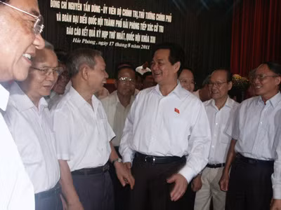 Thủ tướng Nguyễn Tấn Dũng trao đổi với cử tri Ảnh: Phạm Duẩn