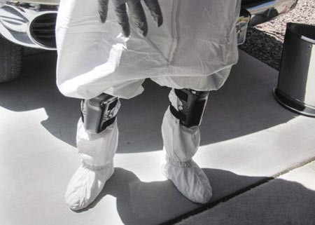 Loại ủng đặc biệt cho các chuyên gia dọn dẹp bước vào môi trường nhiễm độc. Ảnh: Barcroft Media