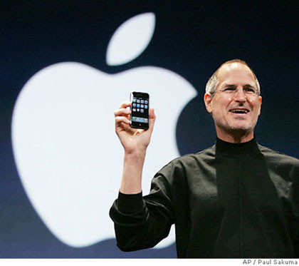 Steve Jobs với "con đẻ" iphone. (Nguồn: Internet). Steve Jobs với