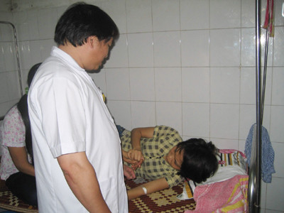 BS Nguyễn Văn Dũng thăm khám bệnh nhân trẻ bị tâm thần Ảnh: KN - TV . BS Nguyễn Văn Dũng thăm khám bệnh nhân trẻ bị tâm thần Ảnh: KN - TV