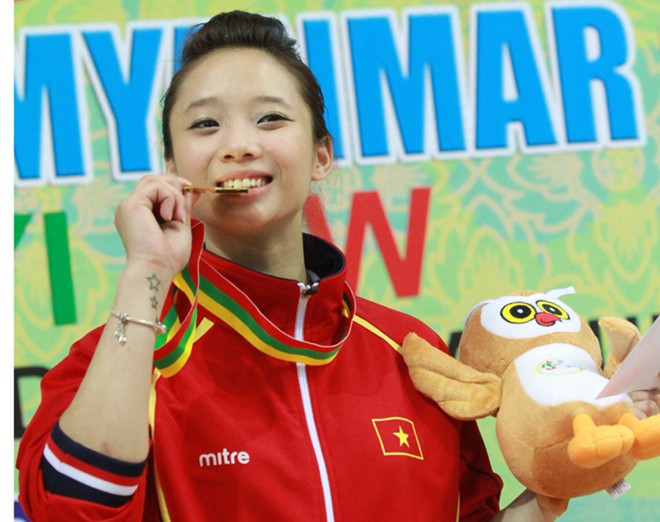 Tấm HCV mà Thúy Vi giành được là tấm HCV đầu tiên của đoàn thể thao Việt Nam tại SEA Games 27. Cô gái xinh xắn và tinh nghịch này được trưởng đoàn Lâm Quang Thành trao thưởng nóng 6 triệu đồng