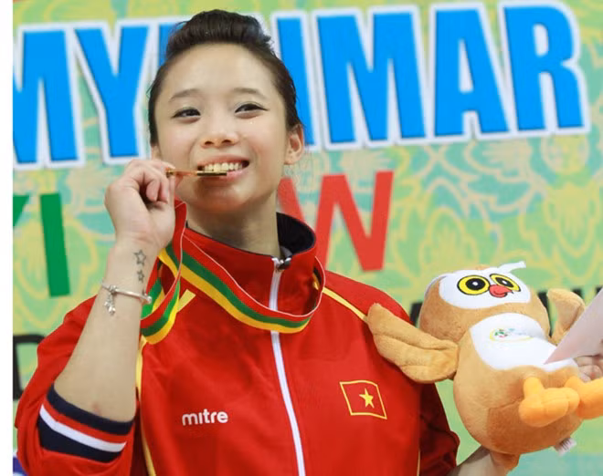Tấm HCV mà Thúy Vi giành được là tấm HCV đầu tiên của đoàn thể thao Việt Nam tại SEA Games 27. Cô gái xinh xắn và tinh nghịch này được trưởng đoàn Lâm Quang Thành trao thưởng nóng 6 triệu đồng