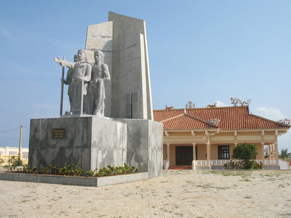 Tượng đài Đội Hoàng Sa kiêm quản Bắc Hải ở huyện đảo Lý Sơn Ảnh: Thanh Tùng